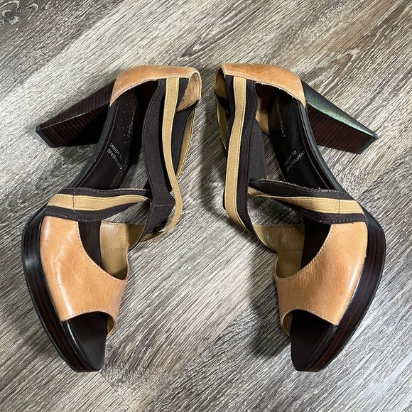 Rockport Audry Cross Strap Gore 3.25" Heels Tan/Brown, sz:7.5m - Picture 3 of 7